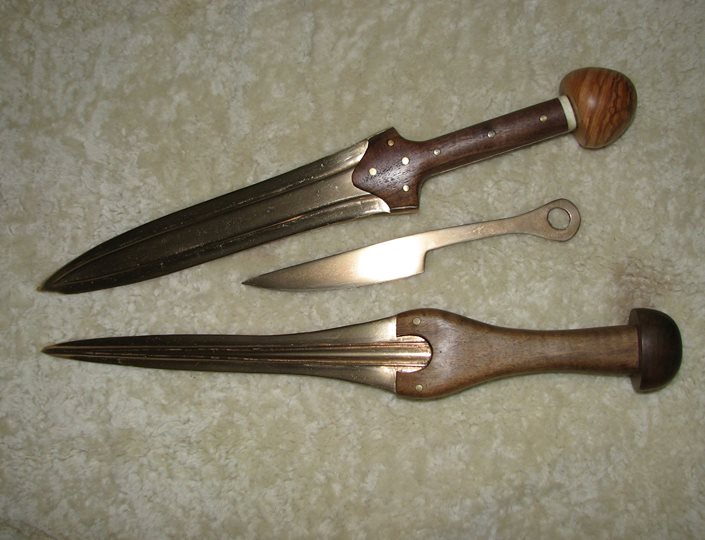 Bronzedolche der ägäischen Bronzezeit und kleines Ringknaufmesser aus Bronze