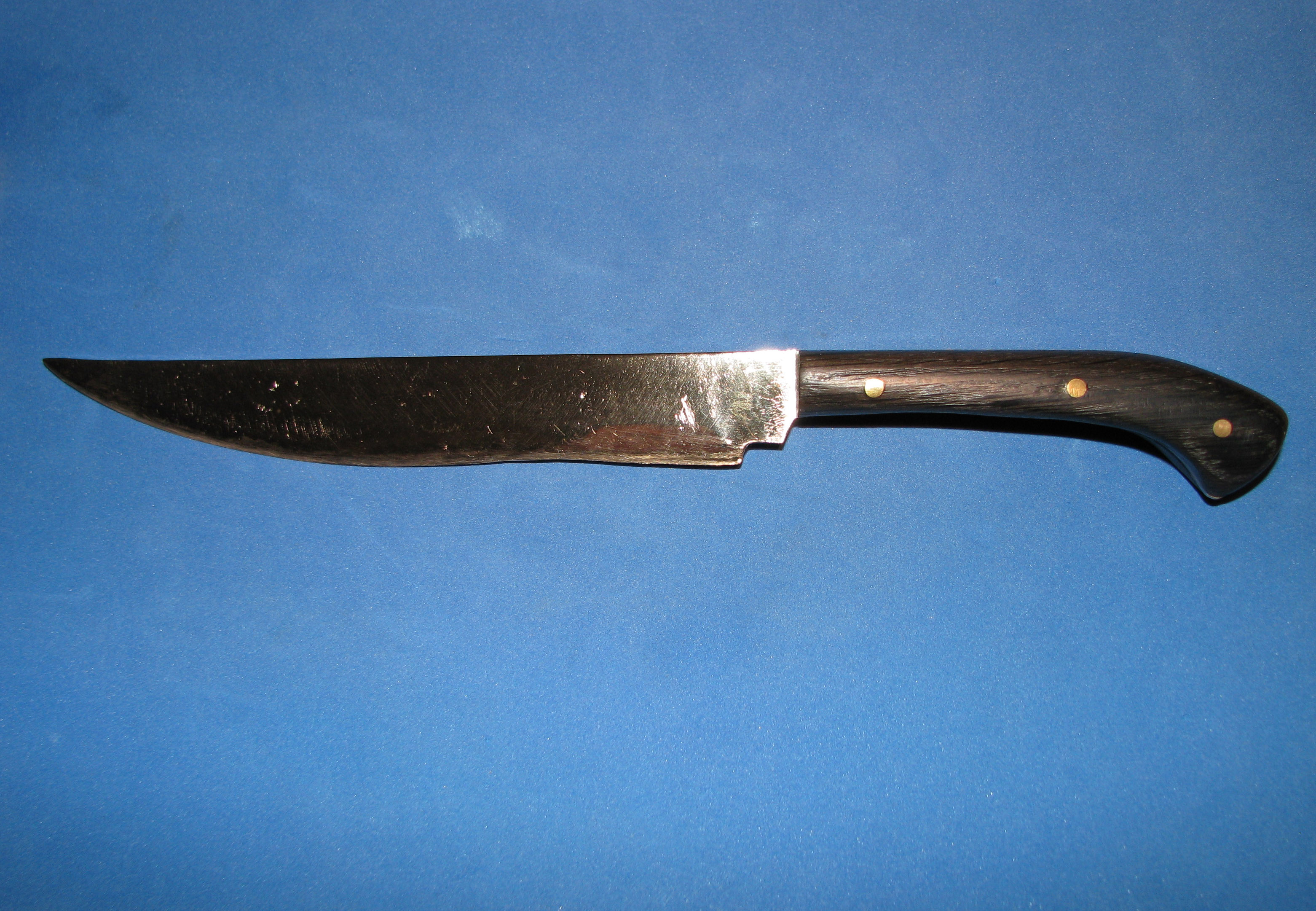 Messer aus Bronze mit Griff aus Nussbaumholz