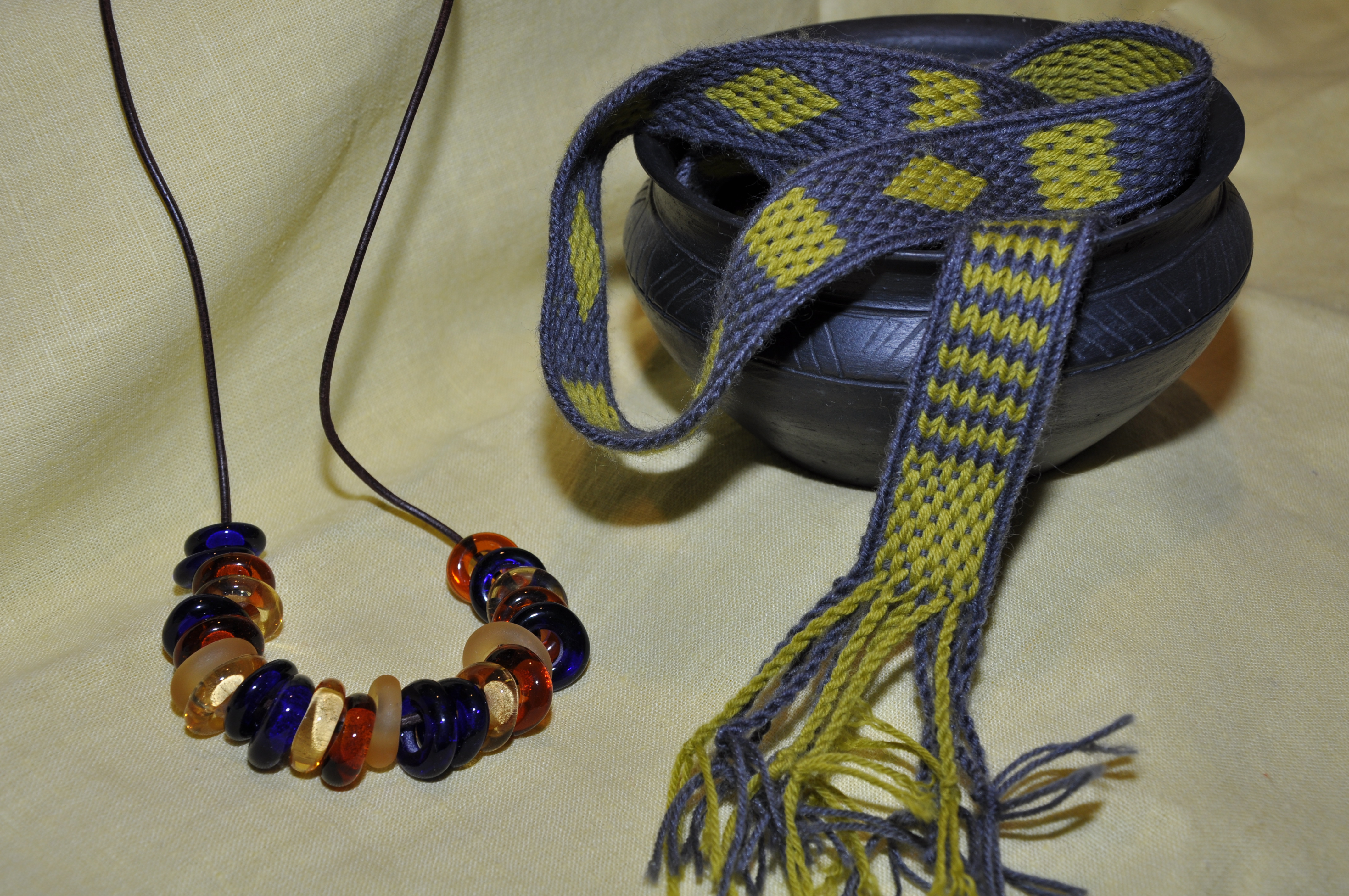 Keltische Glasperlenkette und brettchengewebte Borte