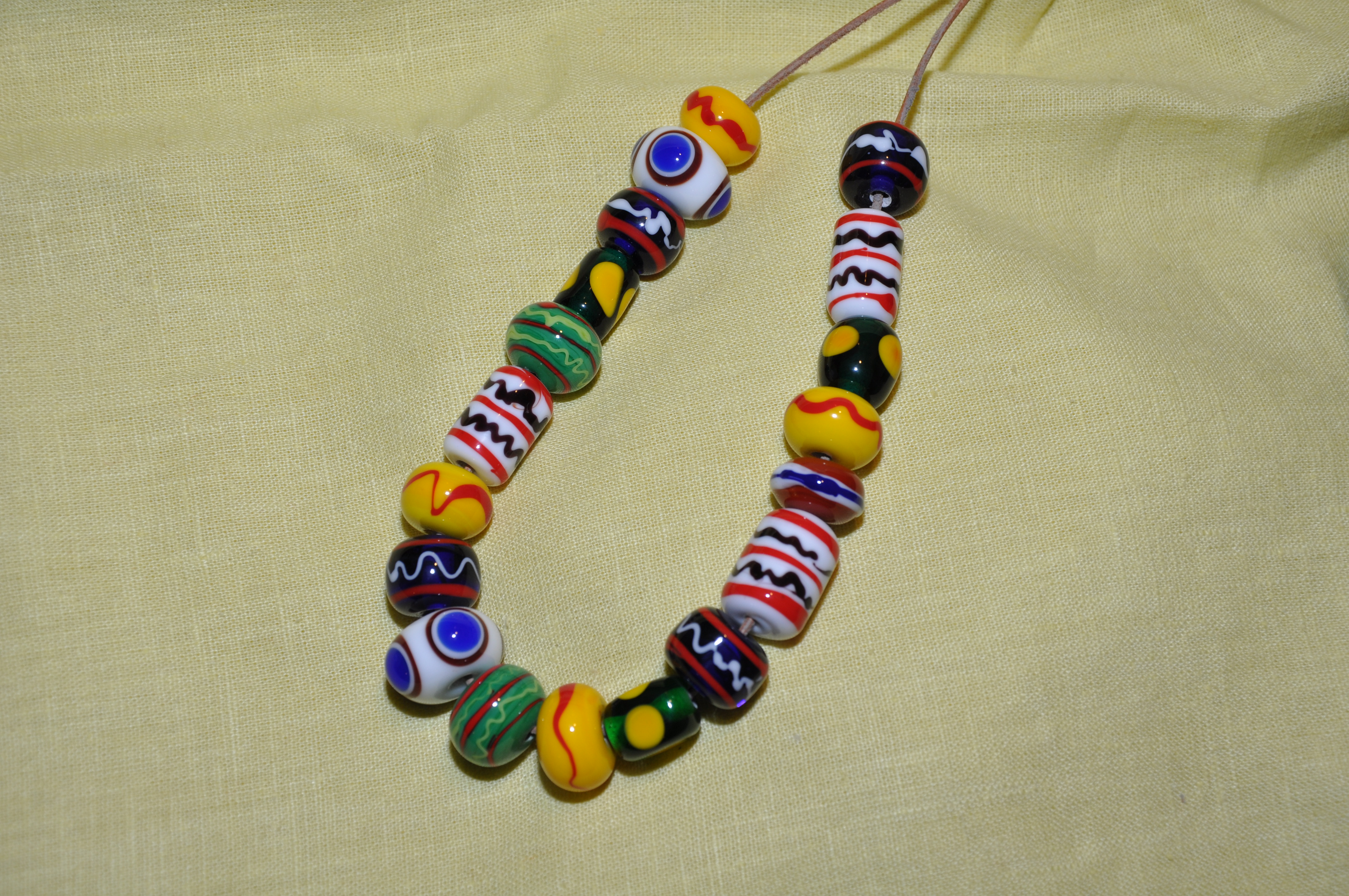 Glasperlenkette nach wikingerzeitlichem Vorbild