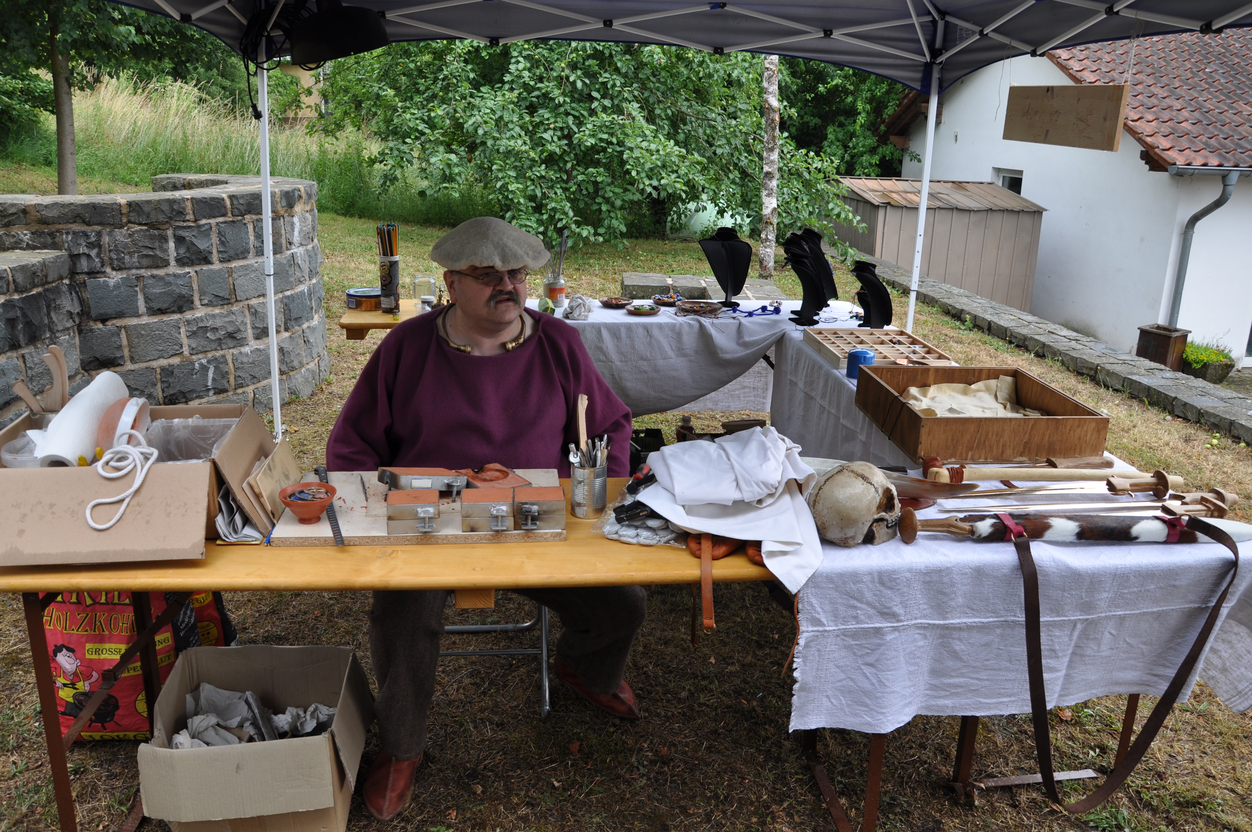 Thomas Schäfer bei der Herstellung von Formen für den Bronzeguss