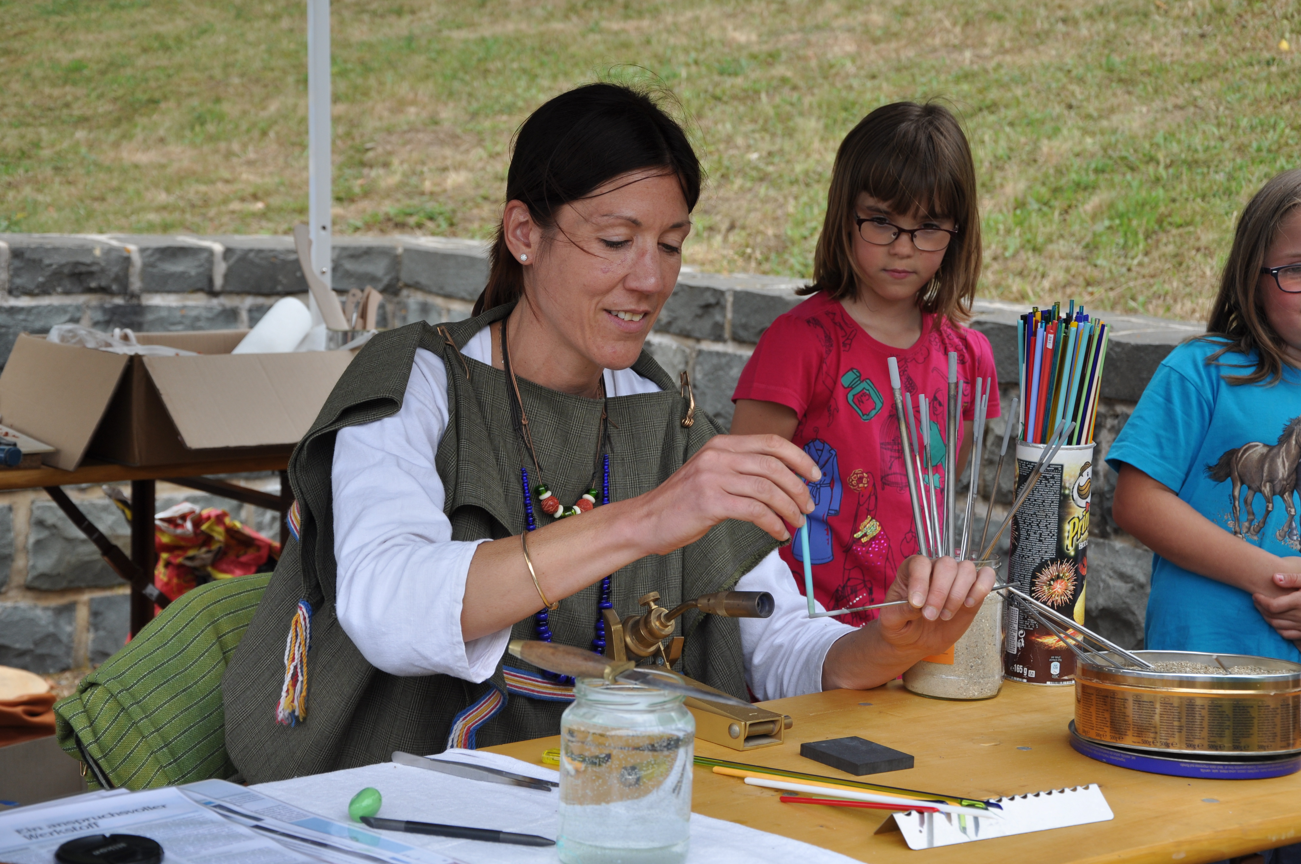 Bianca Adams beim Drehen von Repliken keltischer Glasperlen