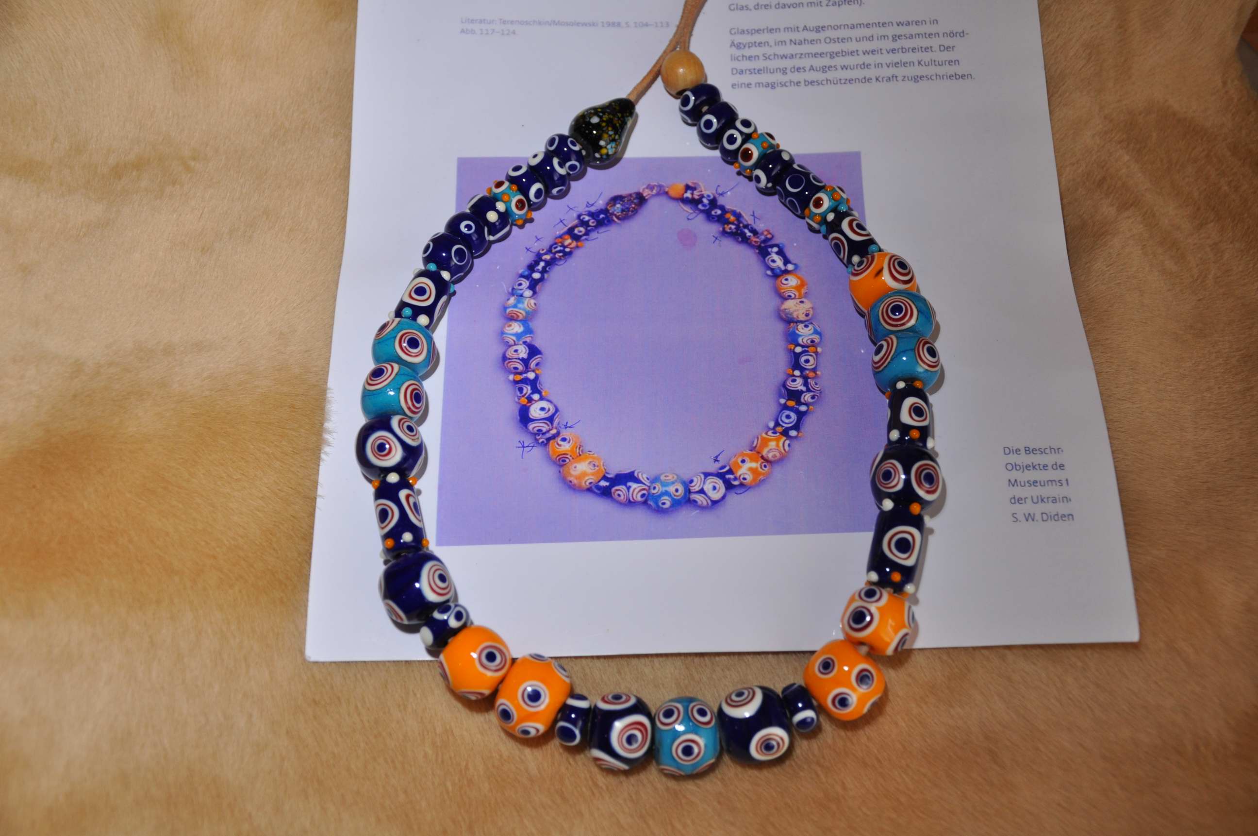 Bild des Originalfundes und die Umsetzung durch Bianca Adams