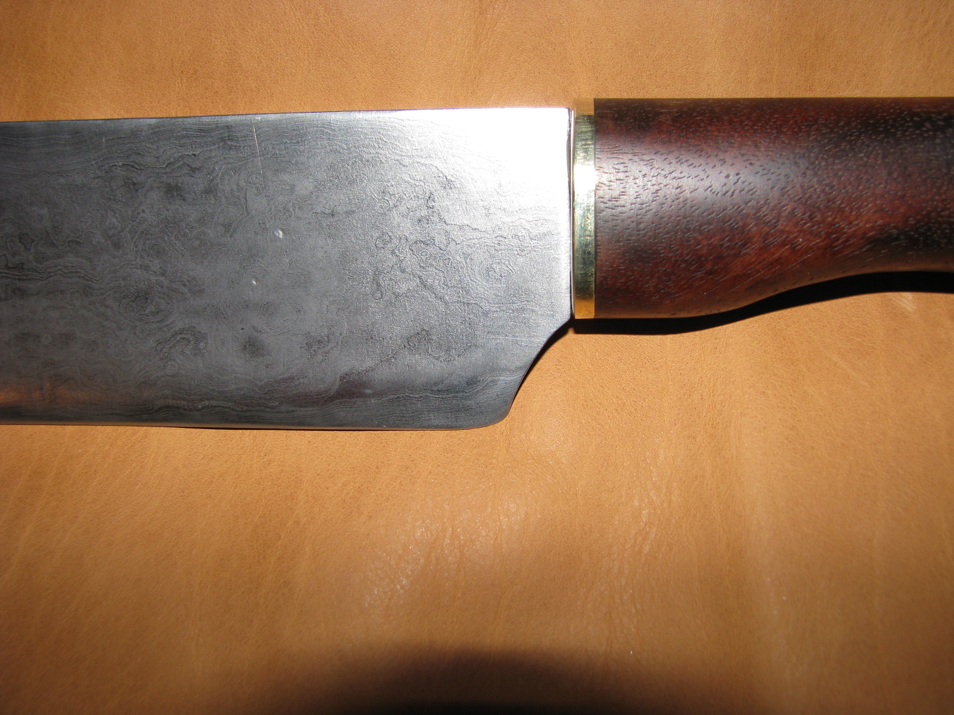 Damastmesser mit Griff aus Nussbaummaserholz